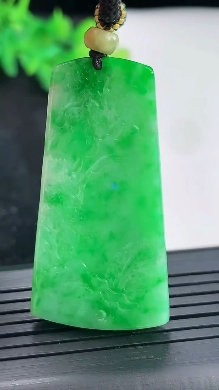 天然A货翡翠山水牌吊坠，尺寸46-24.5-5.6重量:17.18g
4月23日