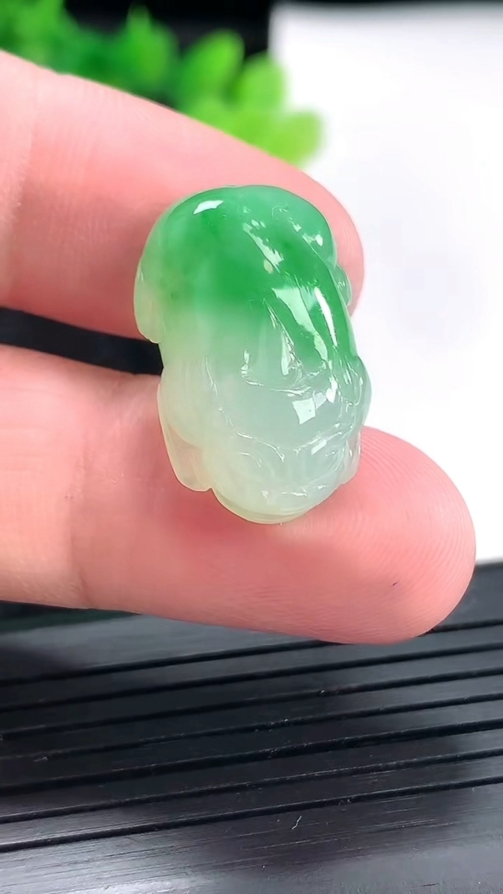 天然A货翡翠貔貅吊坠，尺寸23.5-15.5-7.2重量:5.05g
4月23日