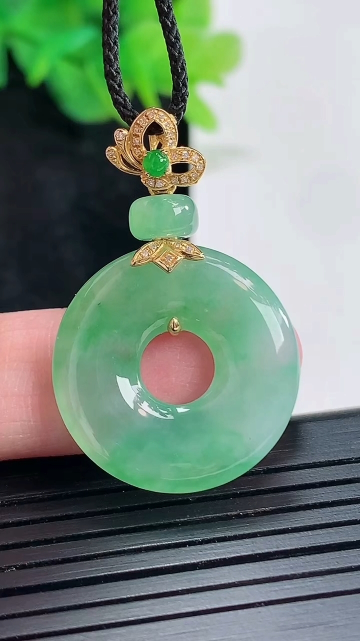天然A货翡翠平安环吊坠，尺寸23.5-4重量:5.45g
4月23日
