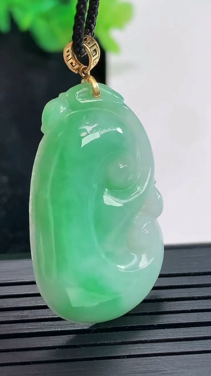天然A货翡翠如意吊坠，尺寸35-23-5.2重量:8.75g
4月23日