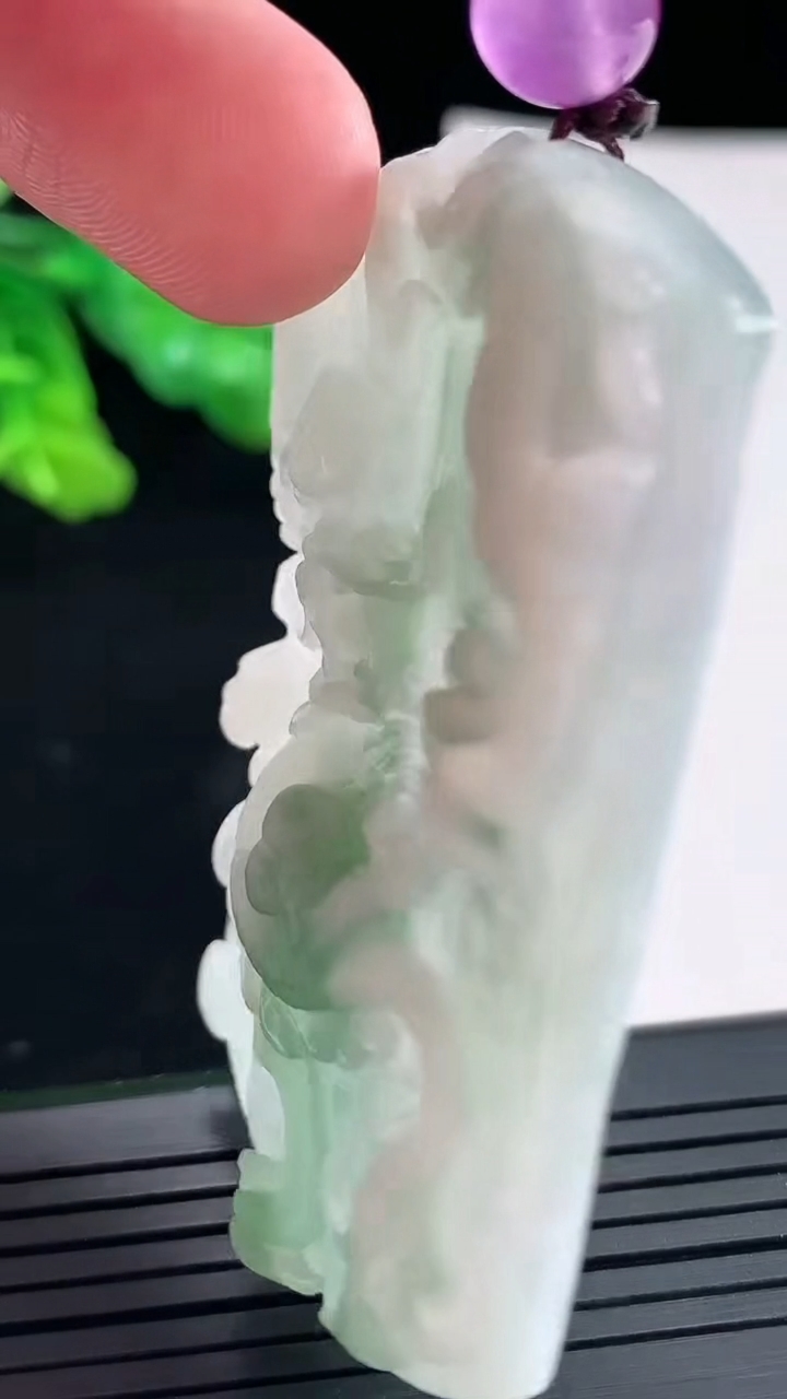 天然A货翡翠龙牌吊坠，尺寸60-40.3-9重:37.58
4月23日