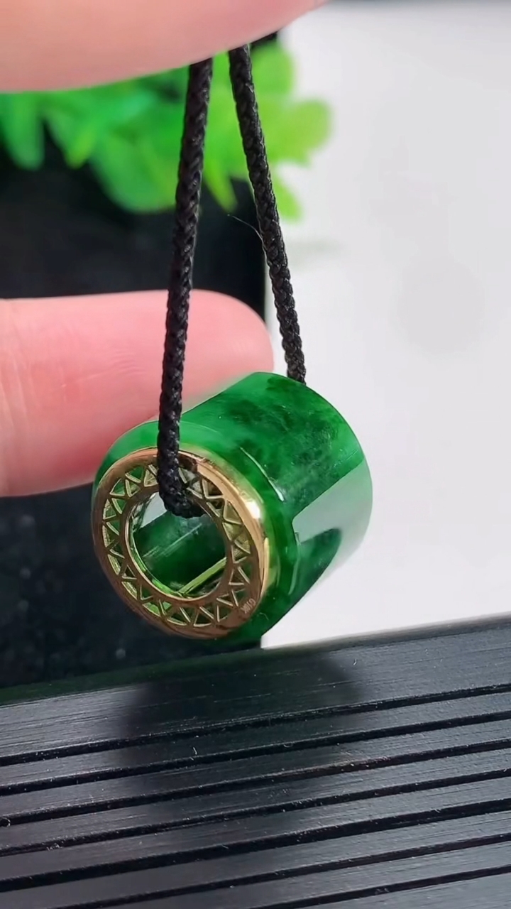 天然A货翡翠路路通吊坠，尺寸15.5-17重量:5.58g
4月23日