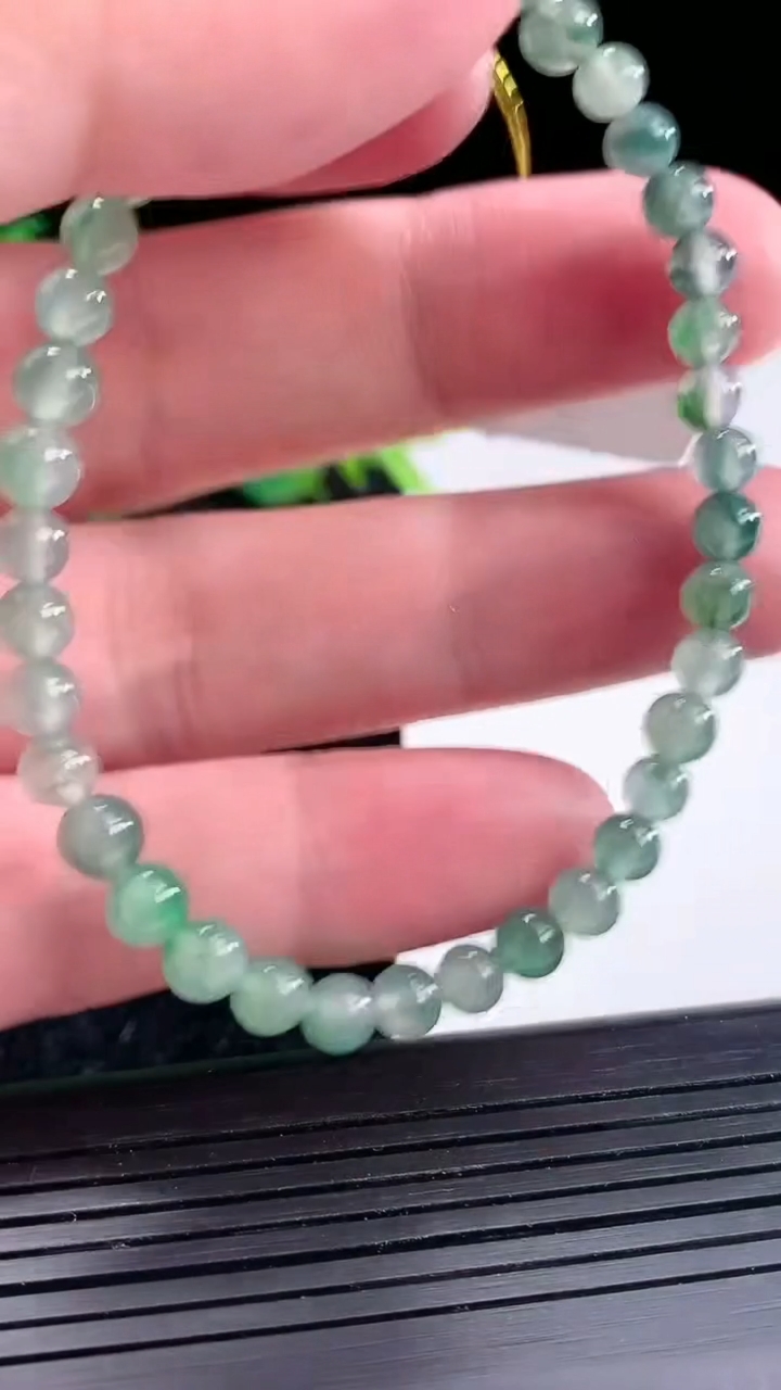天然A货翡翠飘花圆珠手串，尺寸4.5-40颗重量:7.88g4月23日
工厂直销收藏佳品,种好水足，色泽均匀，有种有色，上手高大气！
