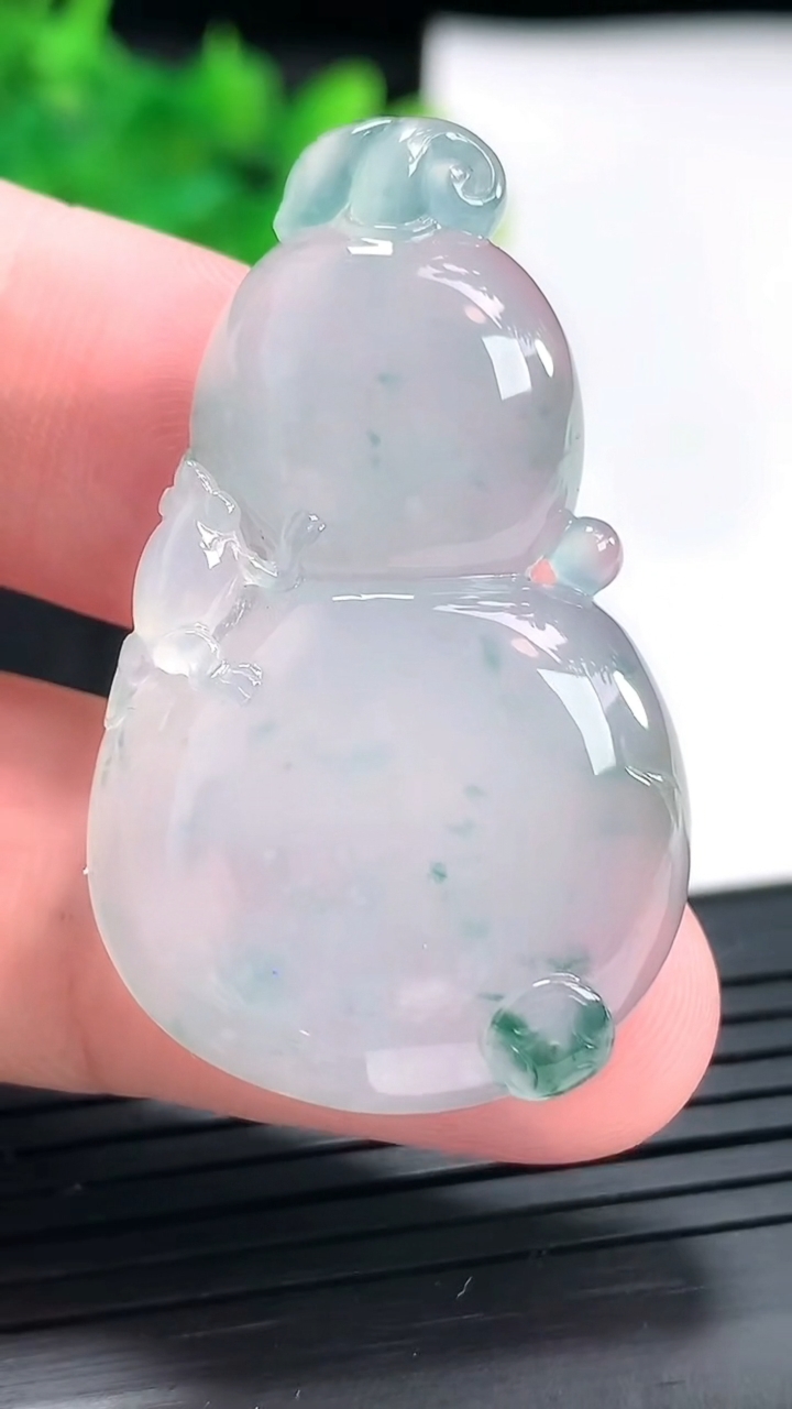 天然A货翡翠种飘花葫芦吊坠，尺寸41-25-6重量:11.86g
4月23日