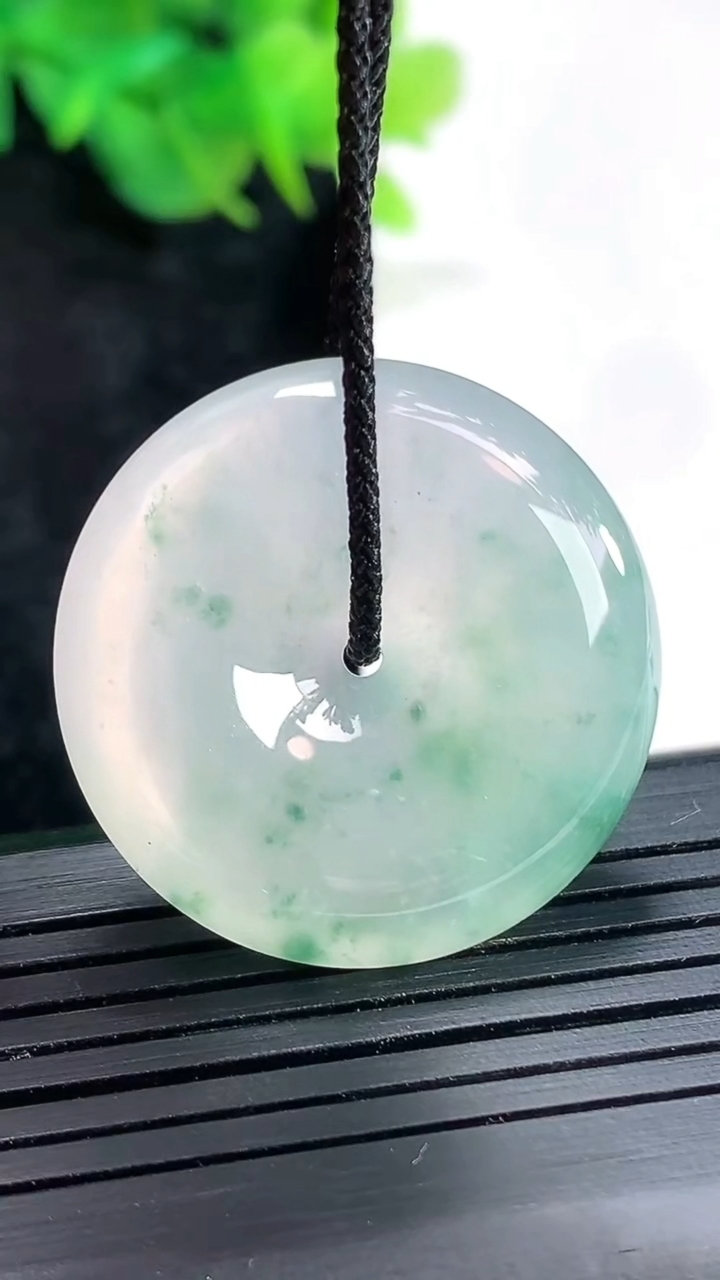 天然A货翡翠种飘花平安扣吊坠，尺寸30-6.5重量:12.86g
4月23日