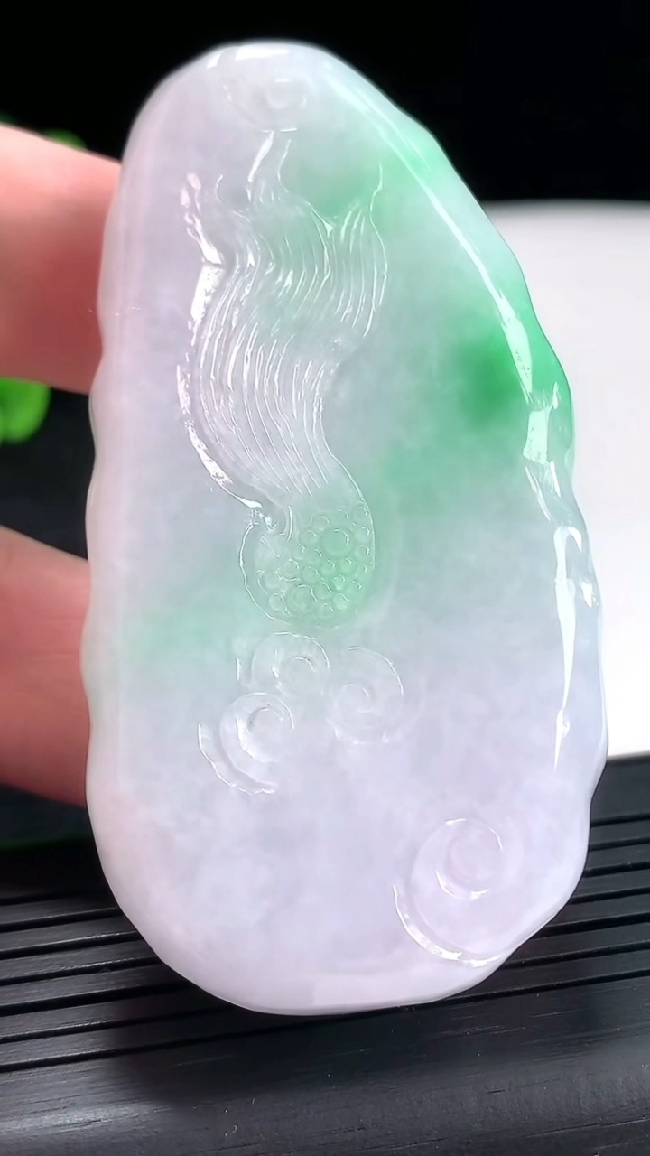 天然A货翡翠龙牌吊坠，尺寸71-36.5-14重量:76.36g
4月23日