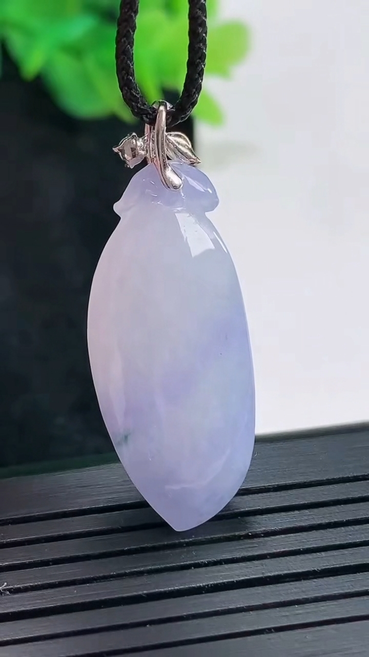 天然A货翡翠18k金紫罗兰福瓜吊坠，尺寸31-14-10重量:6.58g
4月23日