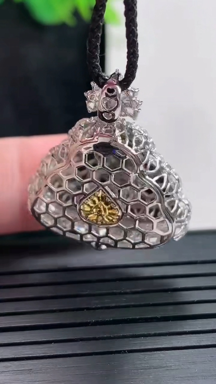 天然A货翡翠佛公吊坠，尺寸27.5-24.5-9.2，裸石15-21重量:5.41g
4月23日