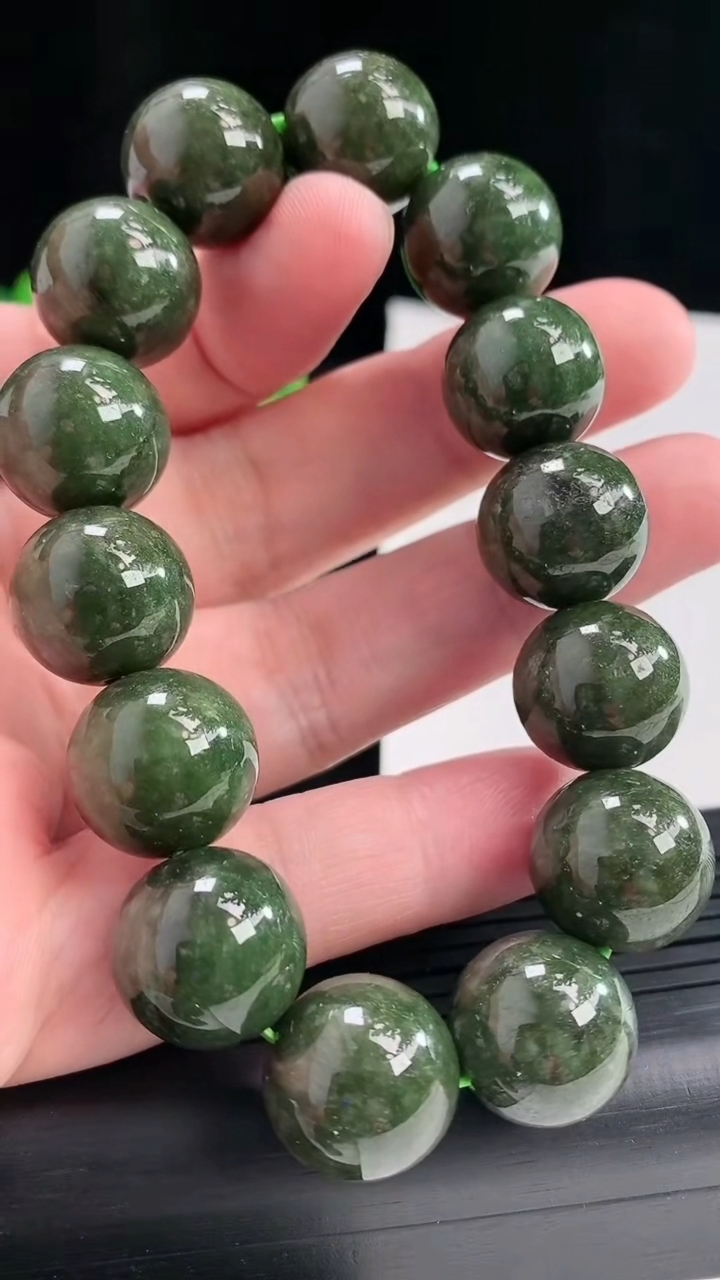 天然A货翡翠墨翠圆珠手串，尺寸16-14颗重:86.64g974月23日
工厂直销收藏佳品,种好水足，色泽均匀，有种有色，上手高大气！