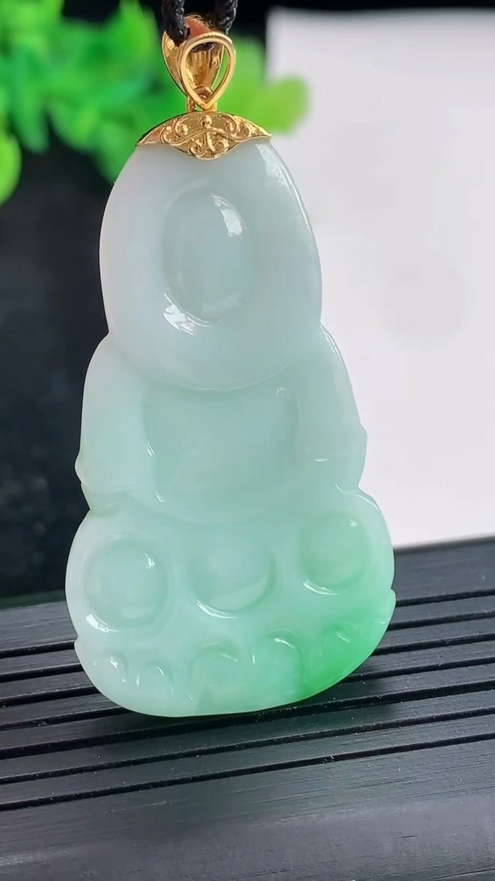 天然A货翡翠正装观音吊坠，尺寸44-26-5.5重量:12.42g
4月23日