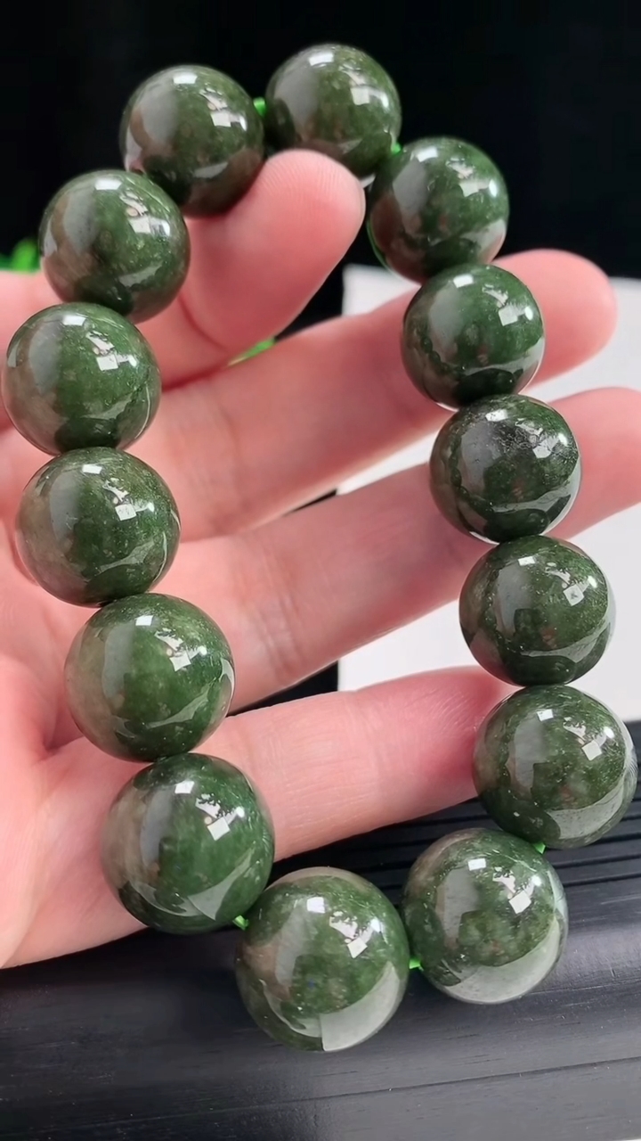 天然A货翡翠墨翠圆珠手串，尺寸16-14颗重:86.64g974月23日
工厂直销收藏佳品,种好水足，色泽均匀，有种有色，上手高大气！