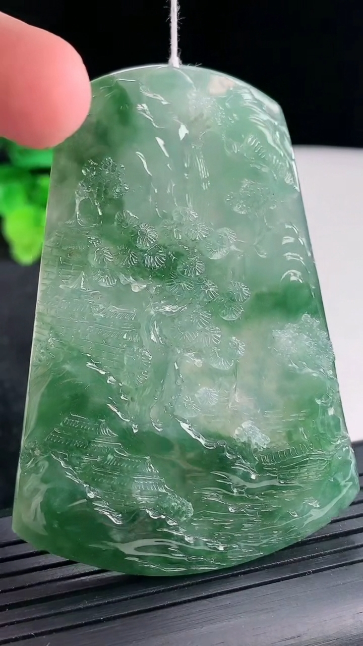 天然A货翡翠种飘花山水牌吊坠，尺寸70.8-49-4.5重量:40.04g
4月23日