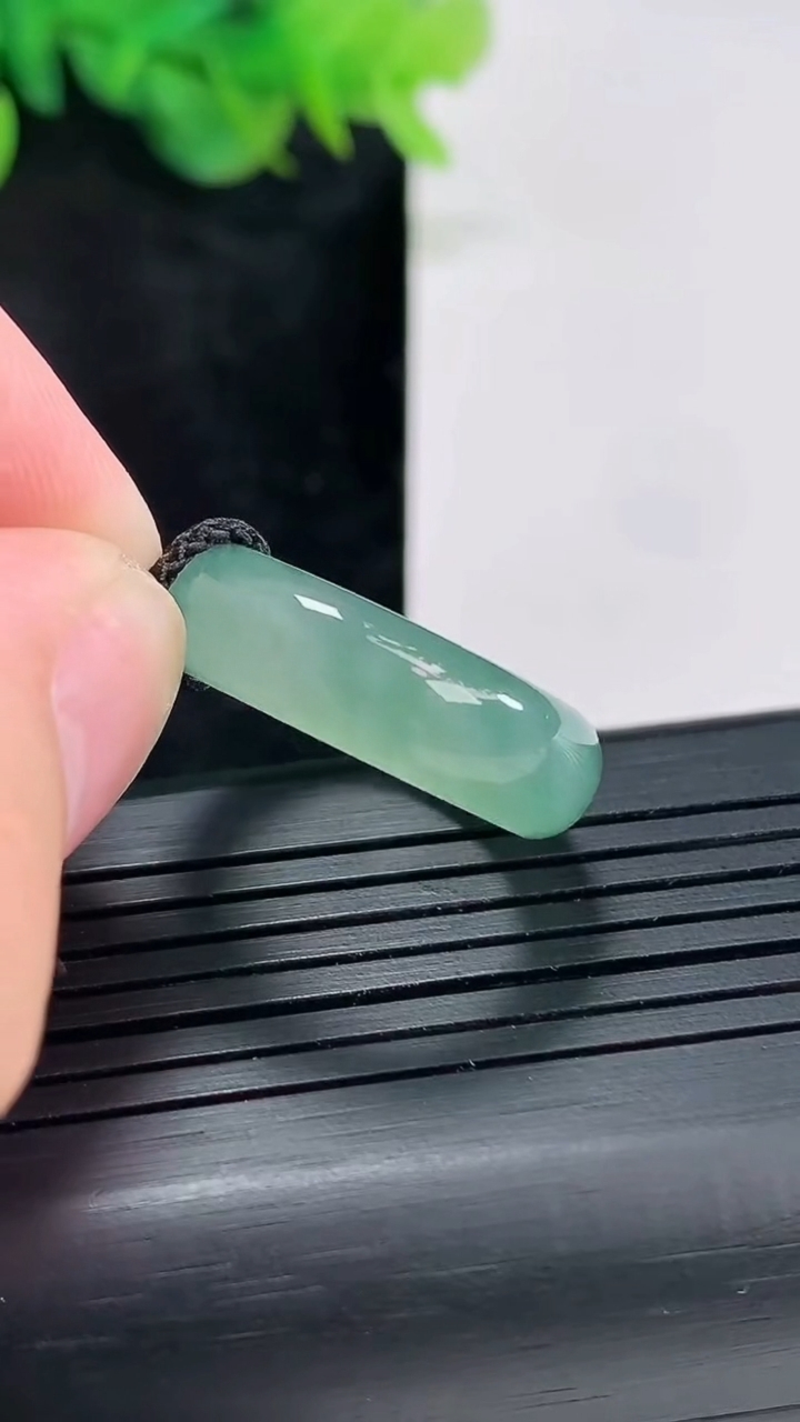 天然A货翡翠飘花玉指环 戒指，尺寸16.6-6.5-3.5重量:4.34g2026年4月23日
工厂直销收藏佳品,种好水足，色泽均匀，有种有色，上手高大气！