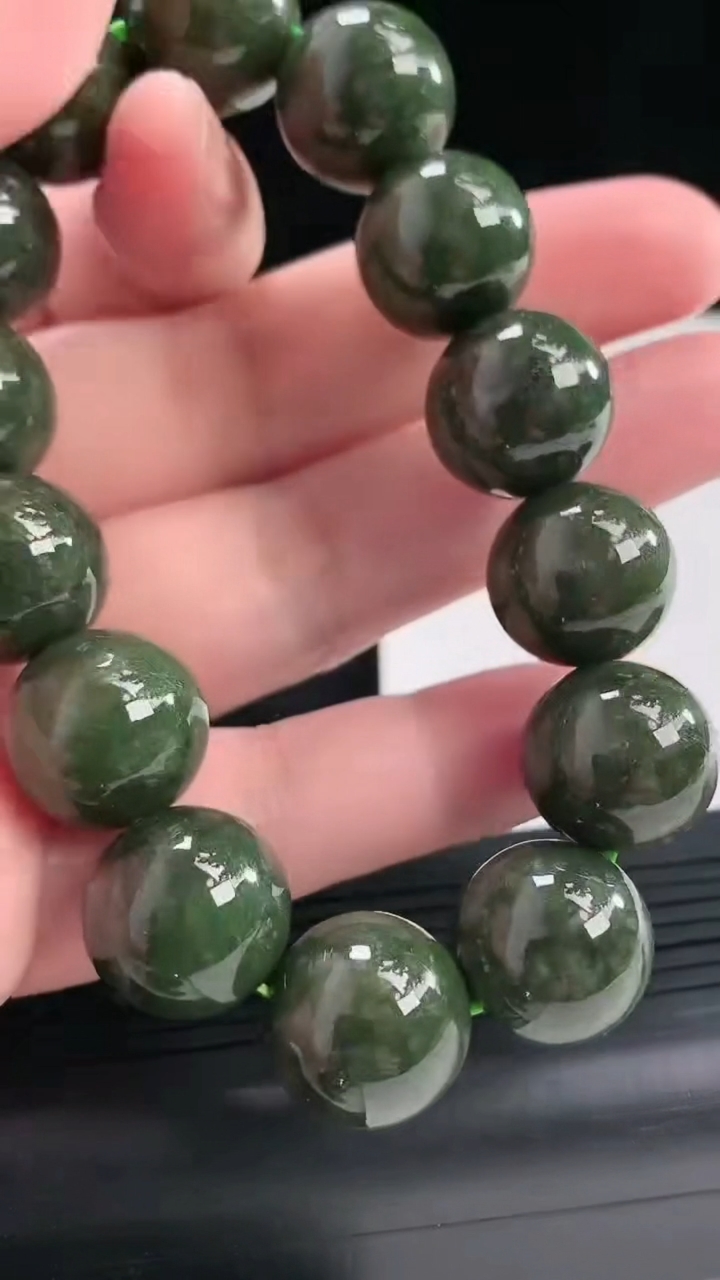 天然A货翡翠墨翠圆珠手串，尺寸16-14颗重:86.64g974月23日
工厂直销收藏佳品,种好水足，色泽均匀，有种有色，上手高大气！