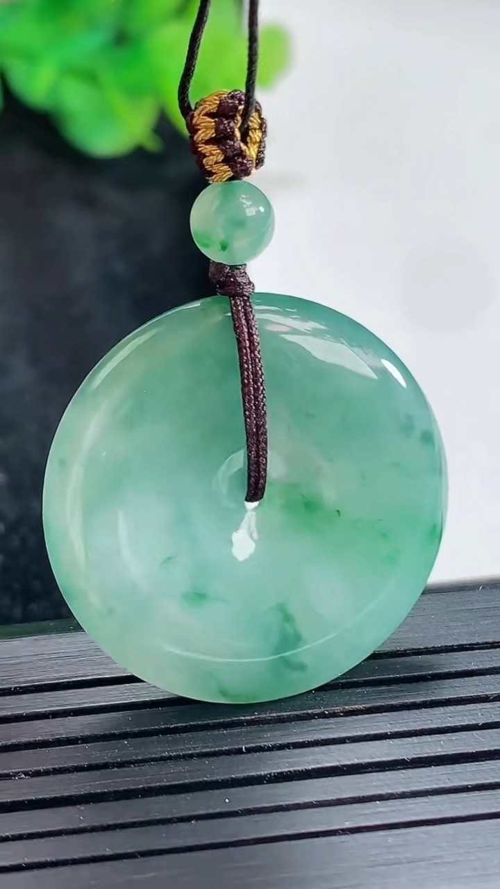 天然A货翡翠飘花平安扣吊坠，尺寸30-5.2重量:10.46g
4月23日