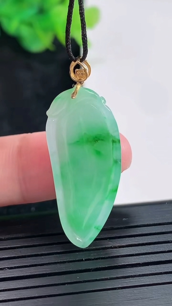 天然A货翡翠福瓜吊坠，尺寸32-14-4.8重量:4.07g
4月23日