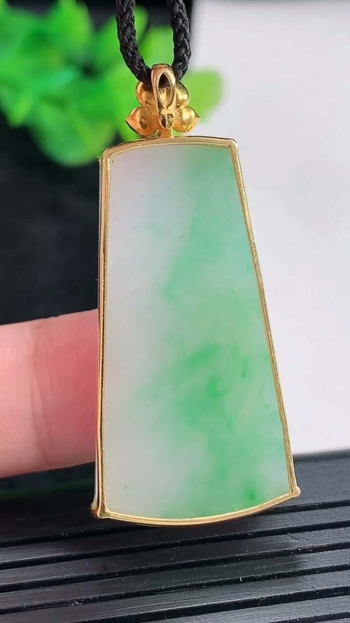 天然A货翡翠无事牌吊坠，尺寸42.5-20-4，裸石35.5-19.5重量:7.15g
4月23日