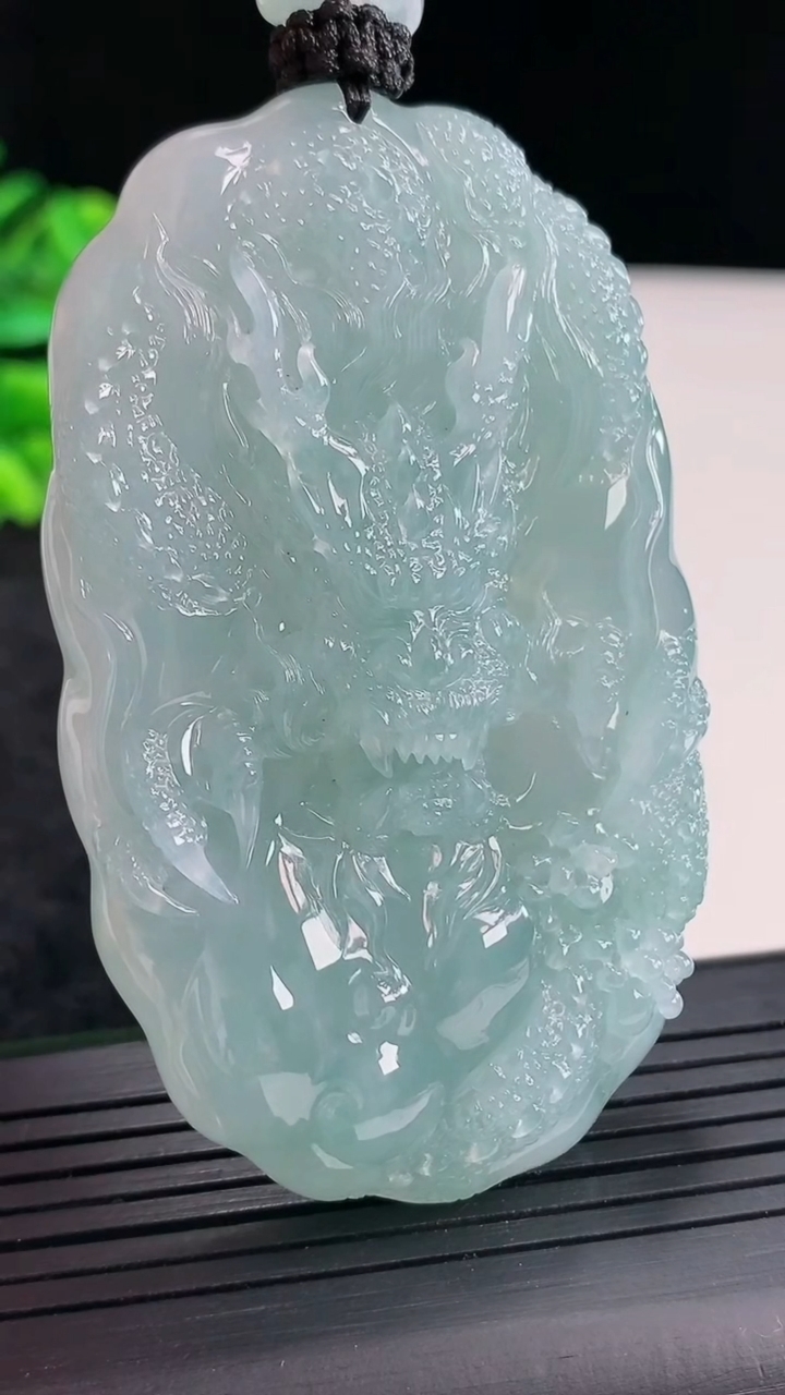 天然A货翡翠种飘花龙牌吊坠，尺寸65.5-40-11重量:64.54g
4月23日