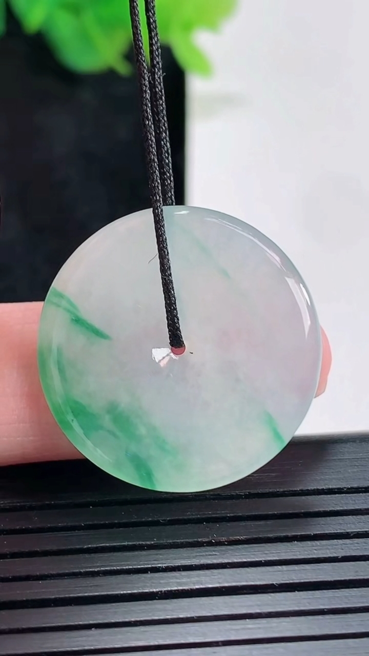 天然A货翡翠平安扣吊坠，尺寸25-3.5重量:5.35g
4月23日