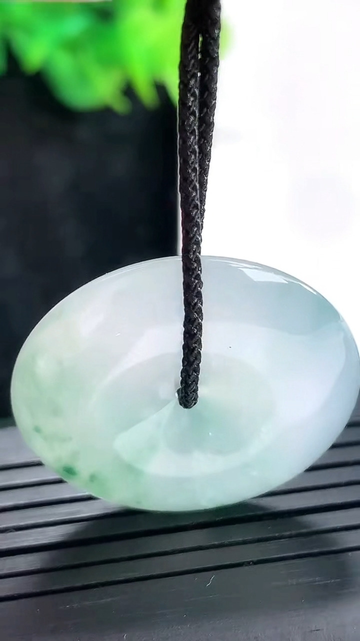 天然A货翡翠种飘花平安扣吊坠，尺寸30-6.5重量:12.86g
4月23日