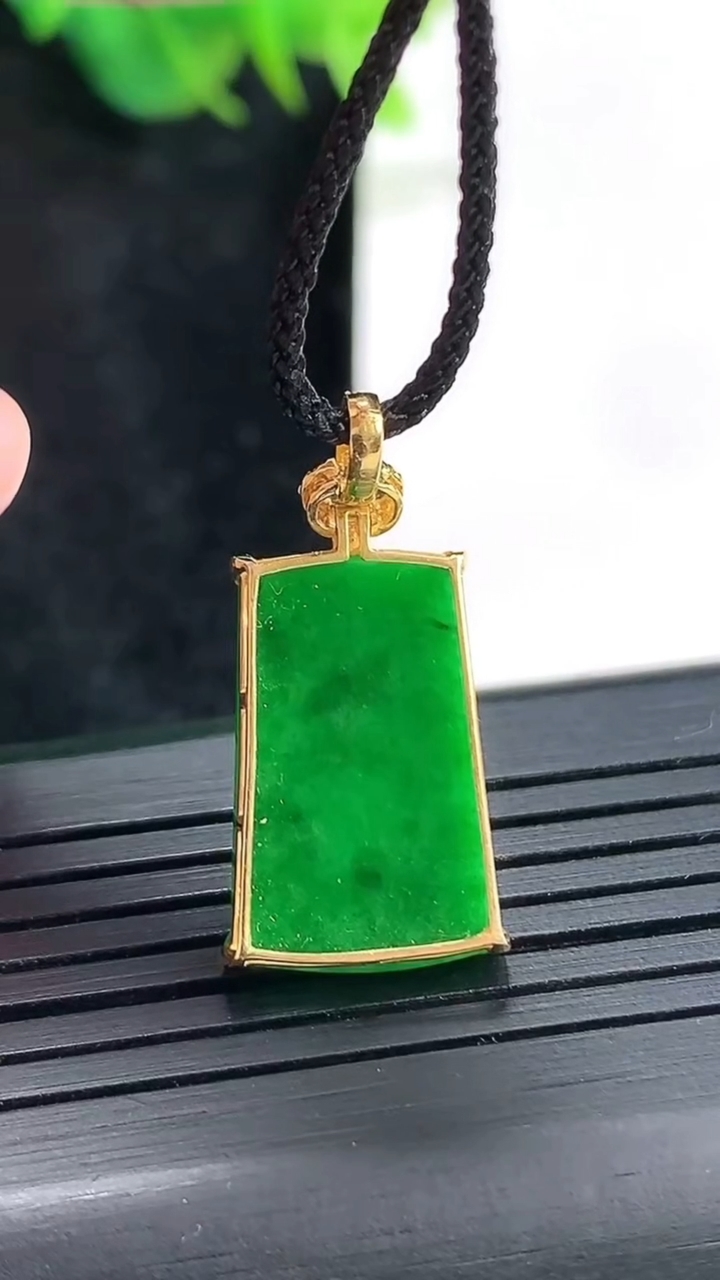 天然A货翡翠无事牌吊坠，尺寸26-13-4，裸石18.5-12.重量:1.97g
4月23日