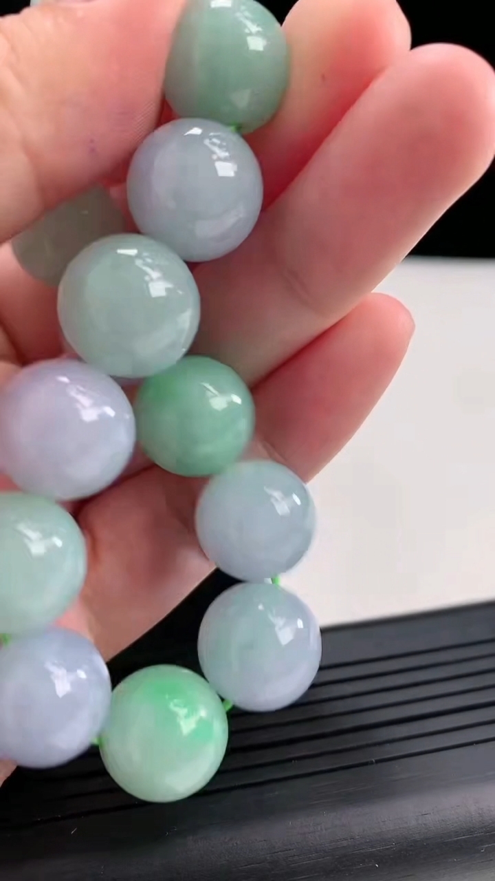 天然A货翡翠春带彩 紫罗兰圆珠手串，尺寸14-15颗重量:76.37g4月23日
工厂直销收藏佳品,种好水足，色泽均匀，有种有色，上手高大气！