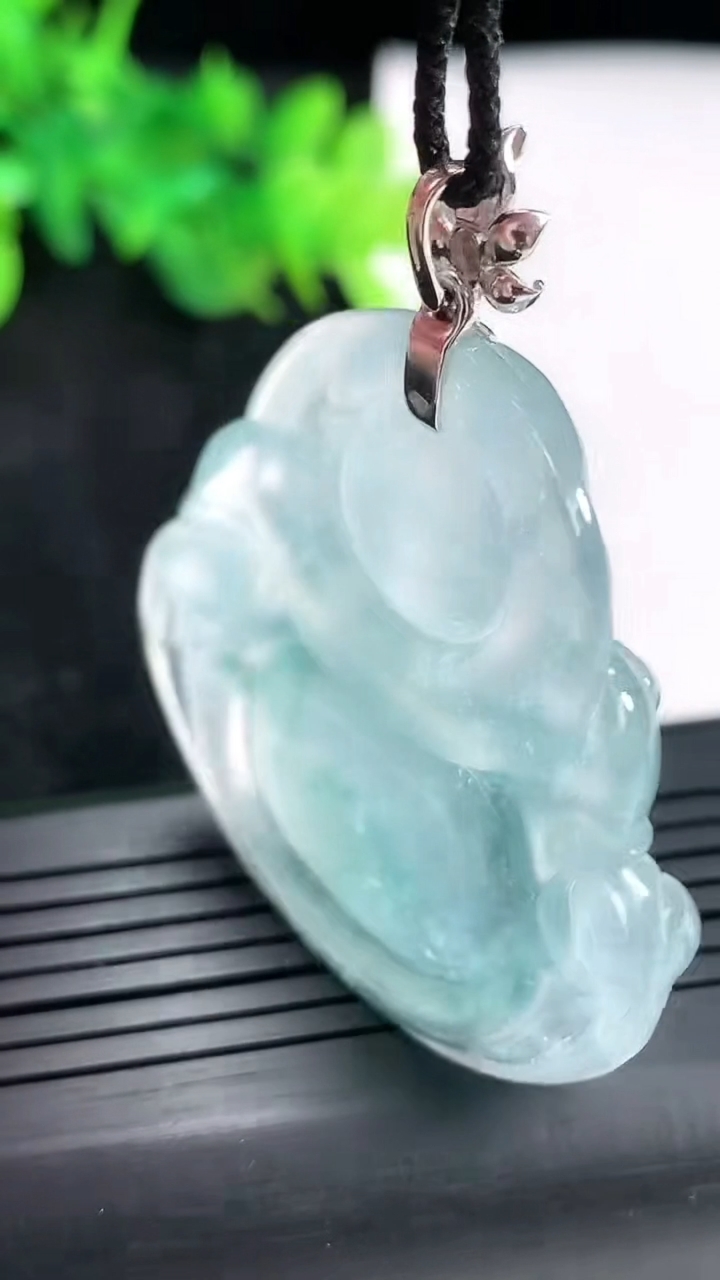 天然A货翡翠种飘花佛公吊坠，尺寸41-44-8.8重量:23.86g
4月23日