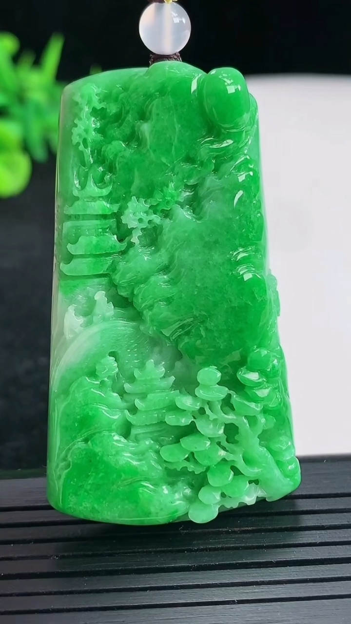 天然A货翡翠山水牌吊坠，尺寸56.6-32.5-10.5重量:40.55g
4月23日