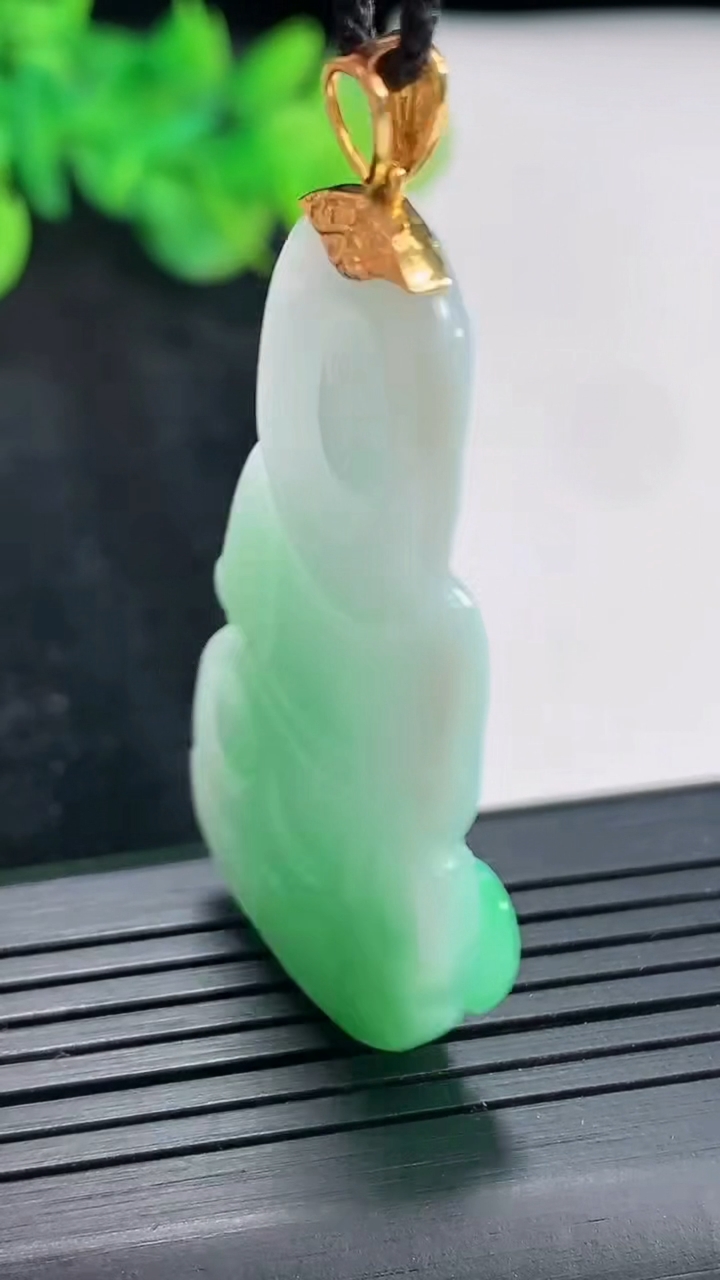 天然A货翡翠正装观音吊坠，尺寸44-26-5.5重量:12.42g
4月23日