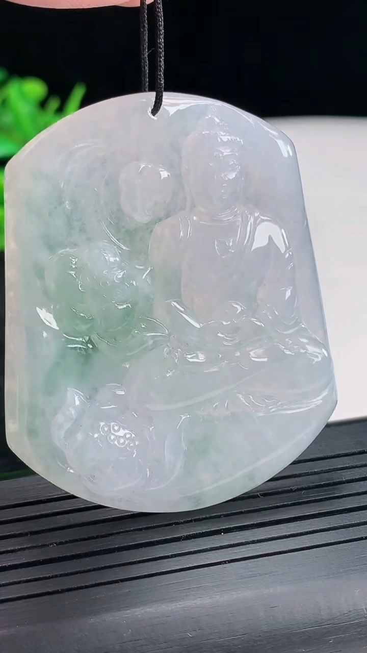 天然A货翡翠大日如来佛吊坠，尺寸56-46-5重量:30.46g
4月23日