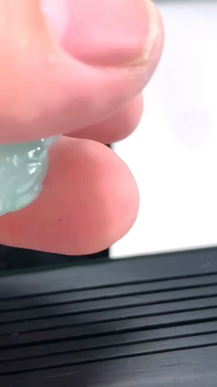 天然A货翡翠宝宝佛吊坠，尺寸37.5-19-10重量:12.82g
4月23日