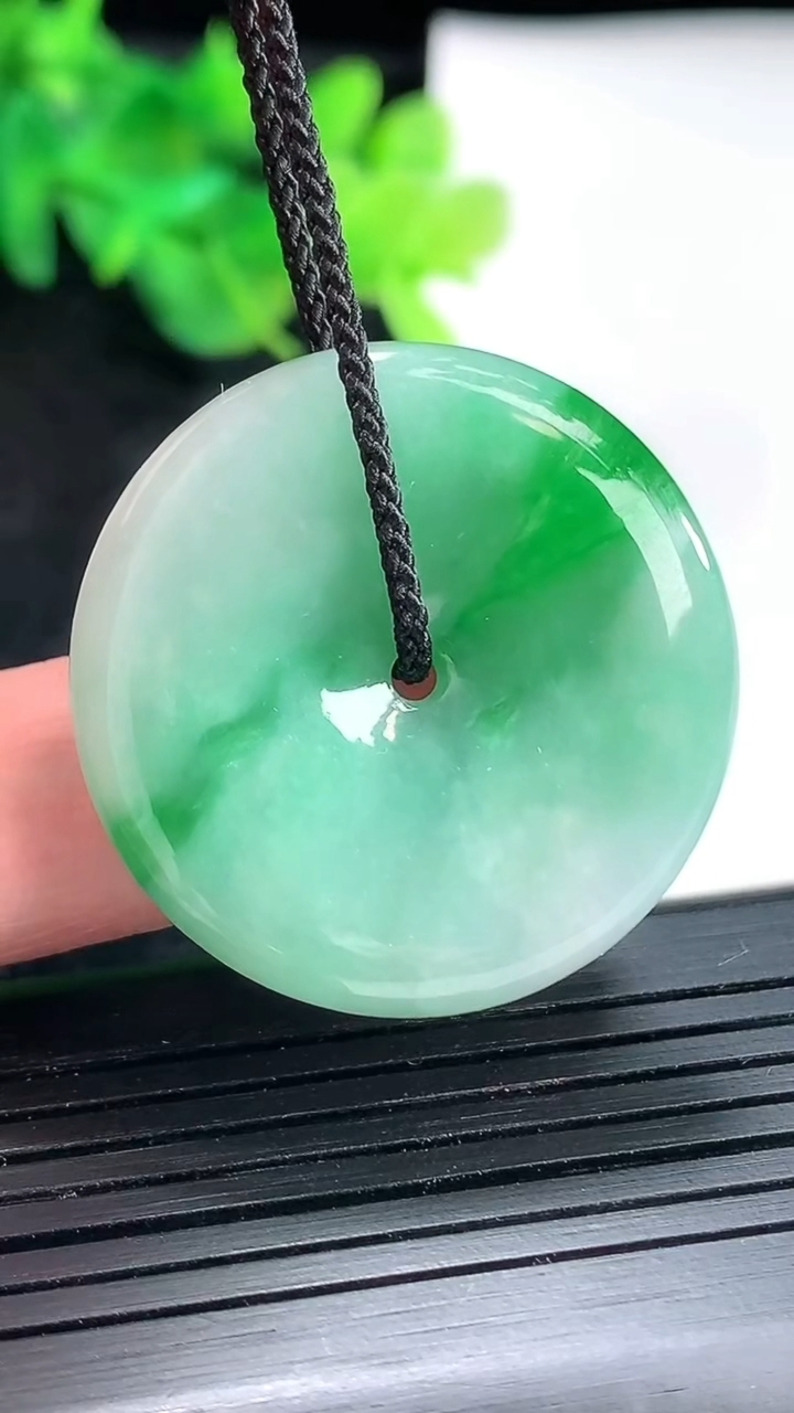 天然A货翡翠平安扣吊坠，尺寸32-5.5重量:13.06g
4月23日