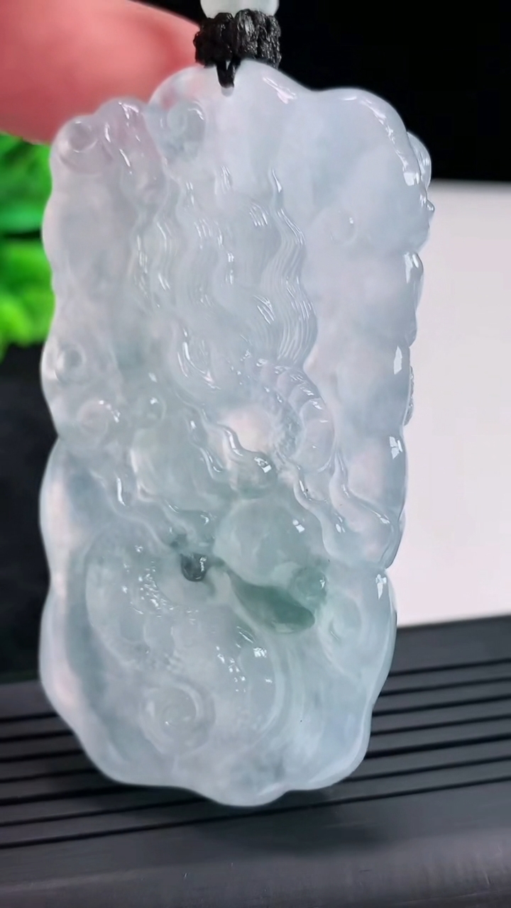 天然A货翡翠种飘花龙牌吊坠，尺寸66.5-35.6-10.5重量:52.67g
4月23日