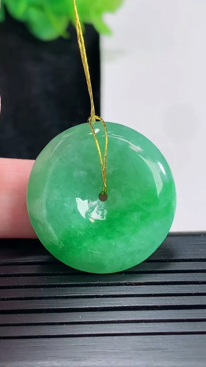 天然A货翡翠平安扣吊坠，尺寸26.5-5.8重量:8.61g
4月23日