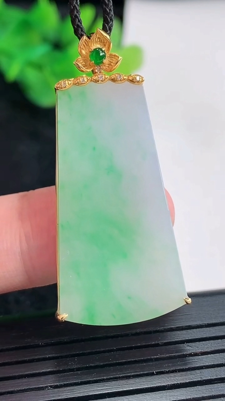 天然A货翡翠无事牌吊坠，尺寸42.5-20-4，裸石35.5-19.5重量:7.15g
4月23日