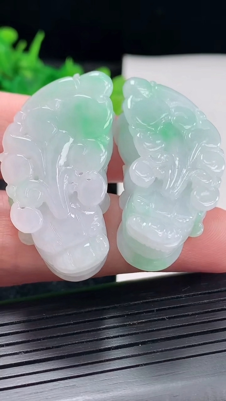 天然A货翡翠貔貅吊坠一对，尺寸41-19-12重量:42.78g
4月23日