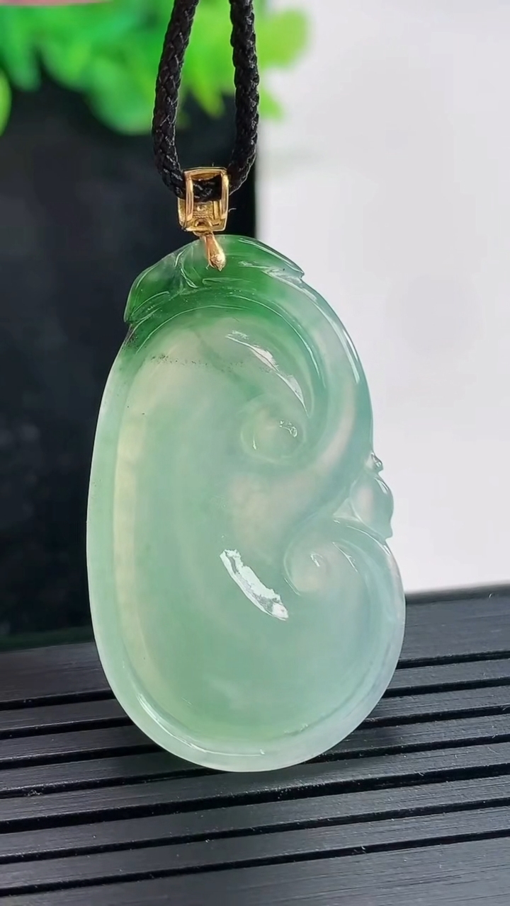 天然A货翡翠如意吊坠，尺寸36.6-22-5.2重量:7.96g
4月23日