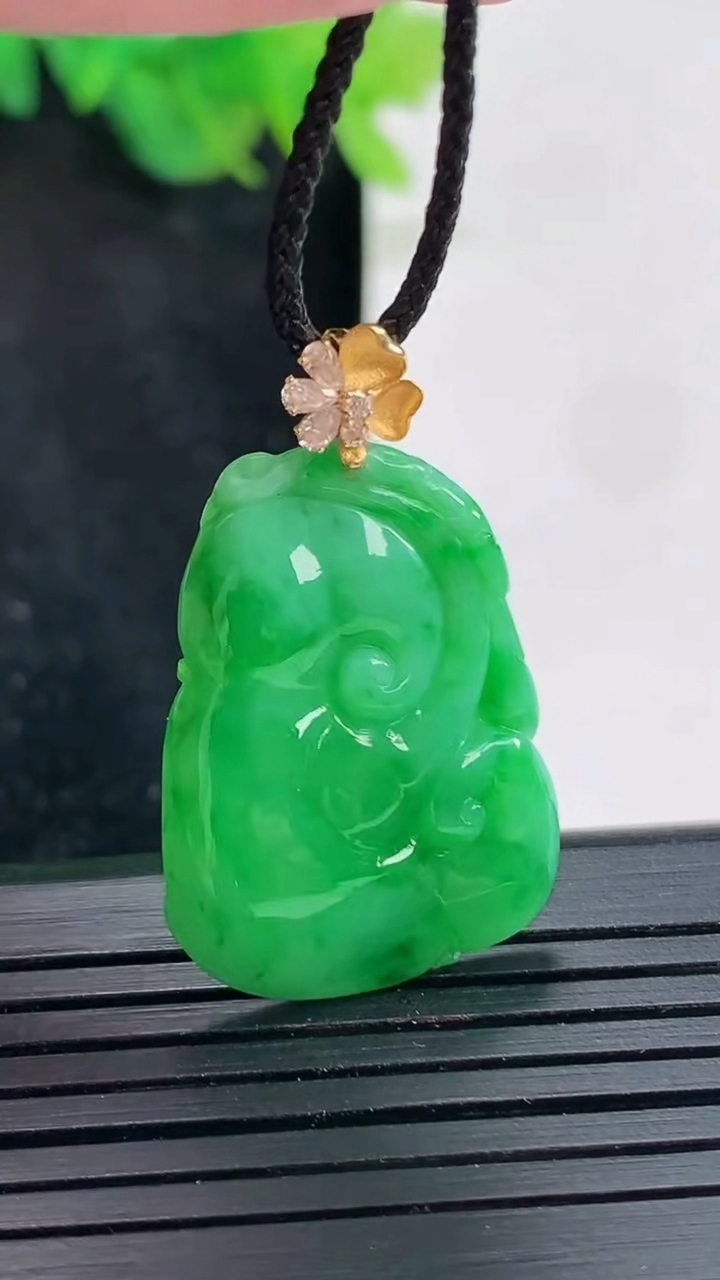 天然A货翡翠如意吊坠，尺寸26-20-4.2重量:4.78g
4月23日