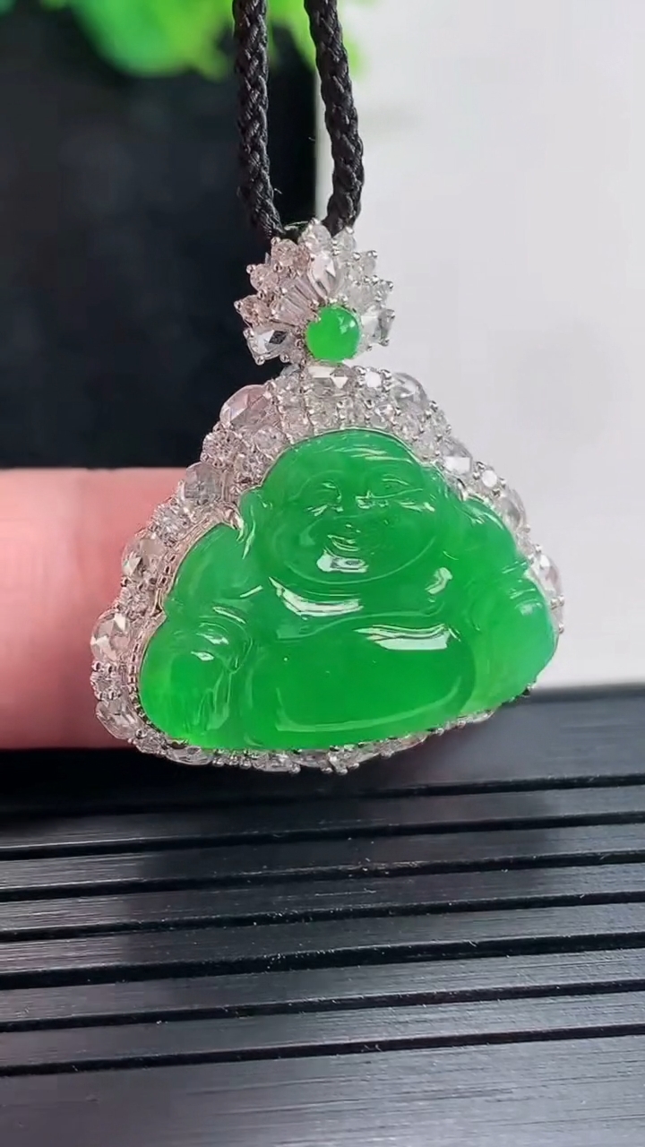 天然A货翡翠佛公吊坠，尺寸27.5-24.5-9.2，裸石15-21重量:5.41g
4月23日
