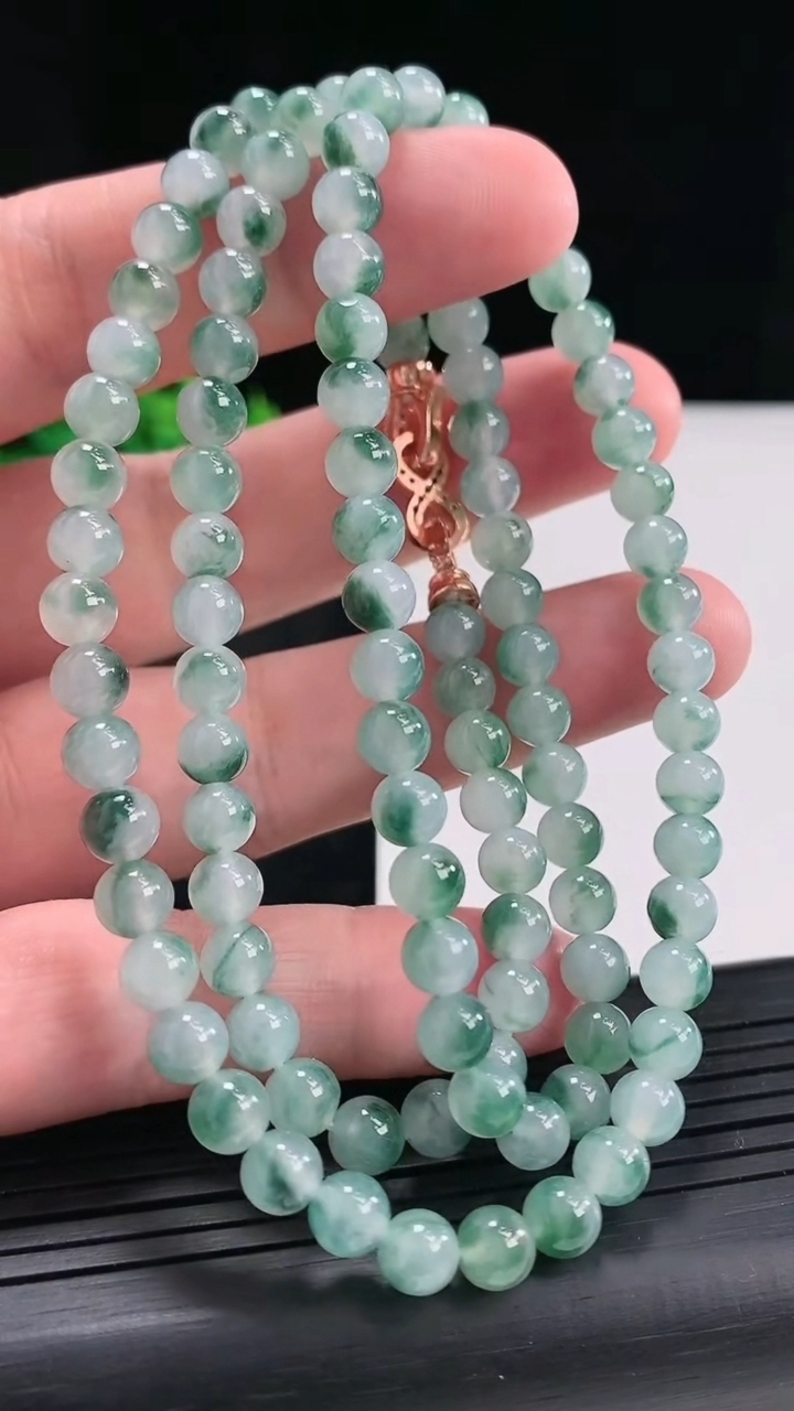 天然A货翡翠飘花圆珠项链，尺寸5.5-108颗重量:37.07g4月23日
工厂直销收藏佳品,种好水足，色泽均匀，有种有色，上手高大气！