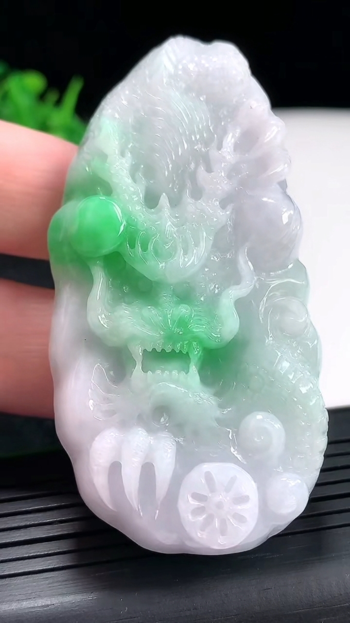 天然A货翡翠龙牌吊坠，尺寸71-36.5-14重量:76.36g
4月23日
