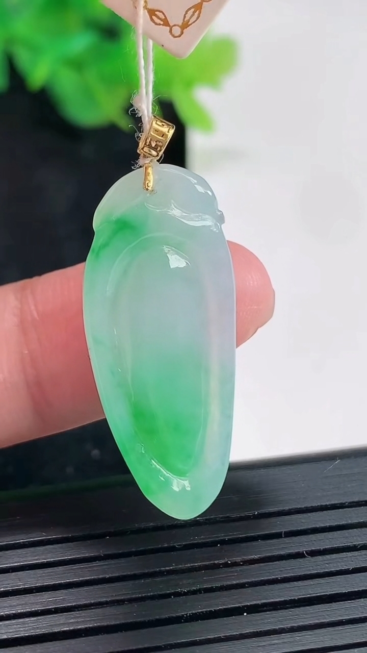 天然A货翡翠福瓜吊坠，尺寸29.5-13.5-4.5重量:3.40g
4月23日