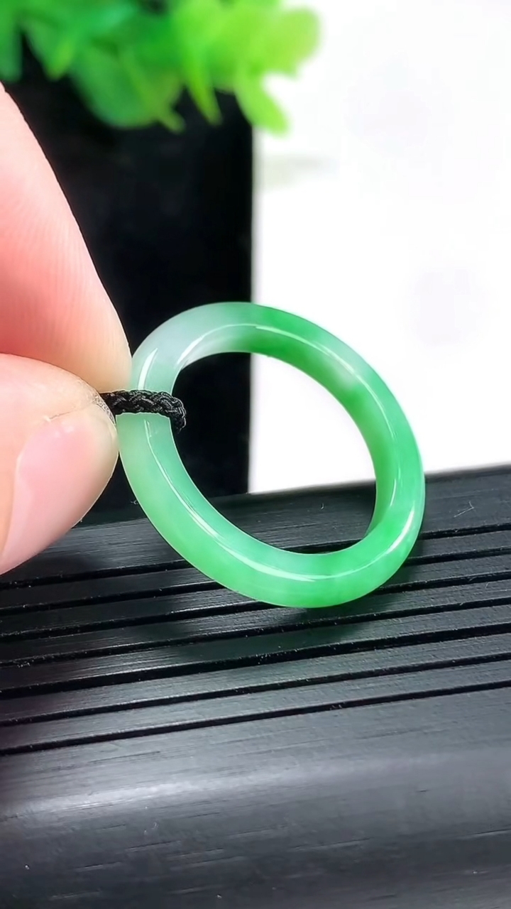 天然A货翡翠玉指环 戒指，尺寸18.8-3.2-3.5重量:2.51g2026年4月23日
工厂直销收藏佳品,种好水足，色泽均匀，有种有色，上手高大气！