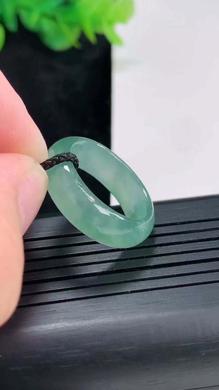 天然A货翡翠飘花玉指环 戒指，尺寸16.6-6.5-3.5重量:4.34g2026年4月23日
工厂直销收藏佳品,种好水足，色泽均匀，有种有色，上手高大气！