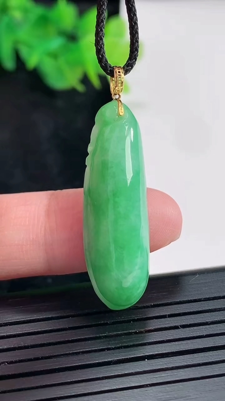 天然A货翡翠福瓜吊坠，尺寸33-11-8.2重量:5.87g
4月23日