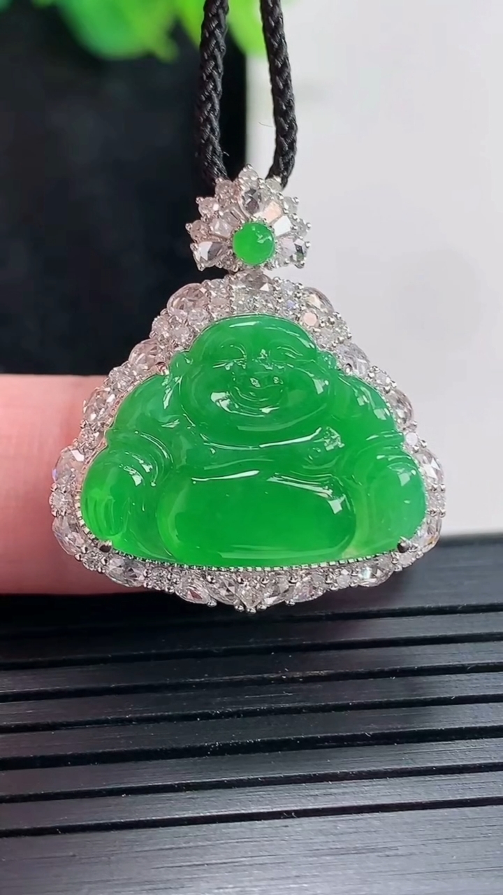 天然A货翡翠佛公吊坠，尺寸27.5-24.5-9.2，裸石15-21重量:5.41g
4月23日