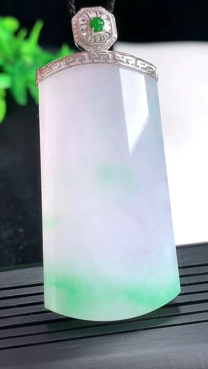 天然A货翡翠种春带彩 紫罗兰无事牌吊坠，尺寸51-28-6重量:23.54g
4月23日