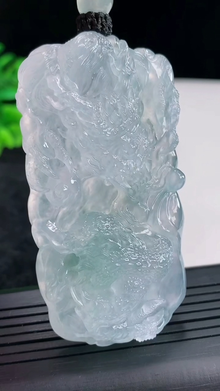 天然A货翡翠种飘花龙牌吊坠，尺寸66.5-35.6-10.5重量:52.67g
4月23日