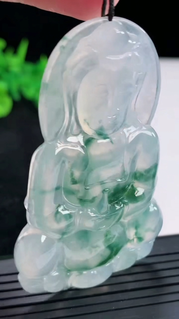 天然A货翡翠种飘花正装观音吊坠，尺寸66-40-6重量:27.04g
4月23日