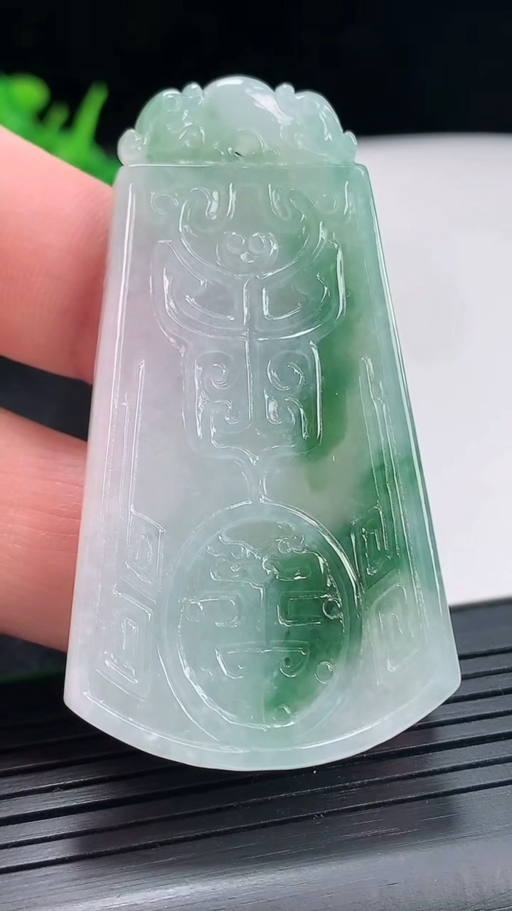 天然A货翡翠飘花仿古无事牌吊坠，尺寸59-32.5-5重量:21.48g
4月23日